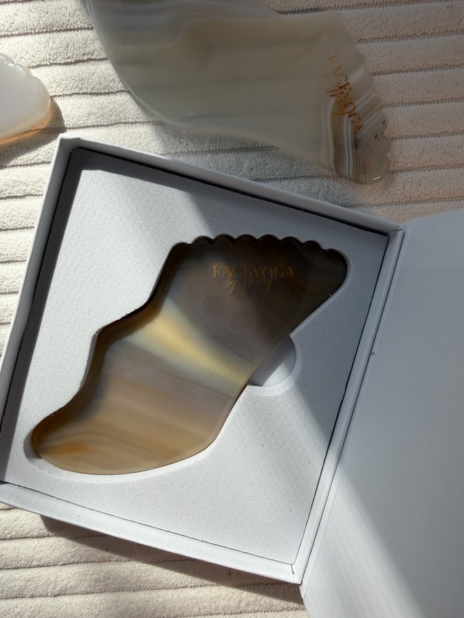Gua sha z szarego agatu